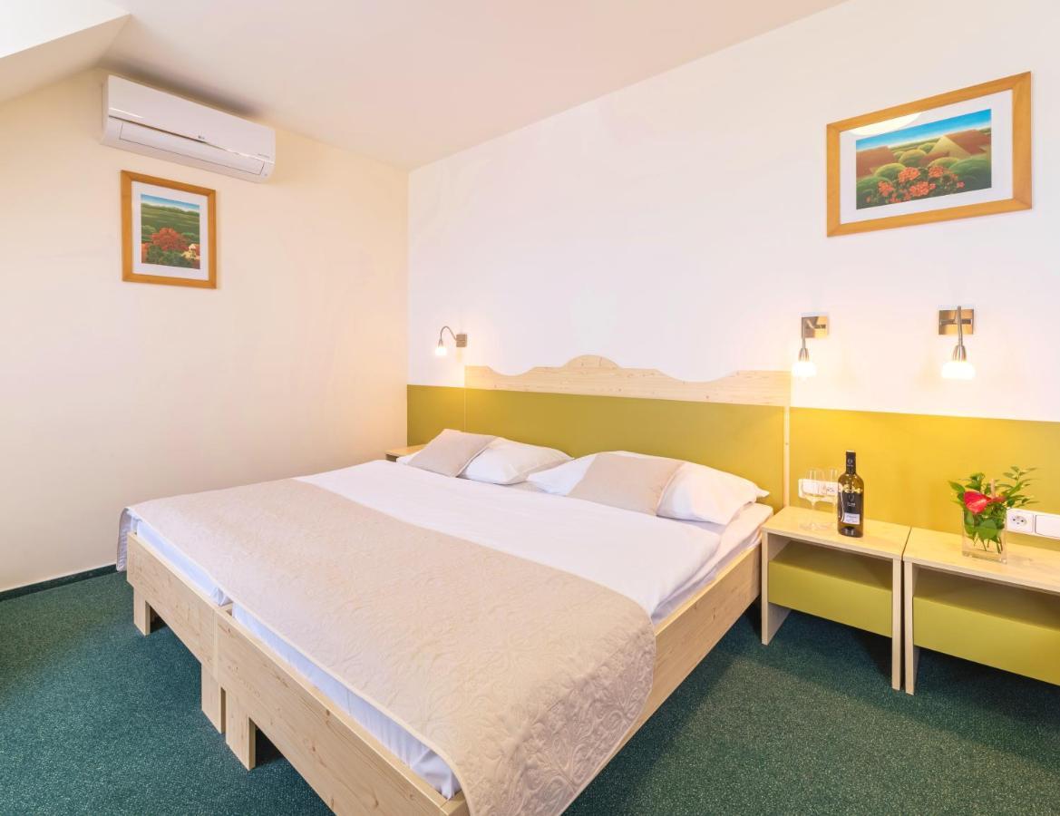 Wellness Hotel Iris 파블로프 외부 사진